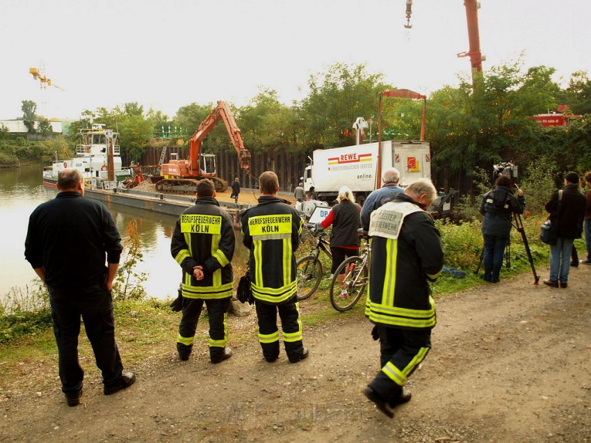 LKW faehrt in den Rhein Langel Hitdorf Faehre P455.JPG